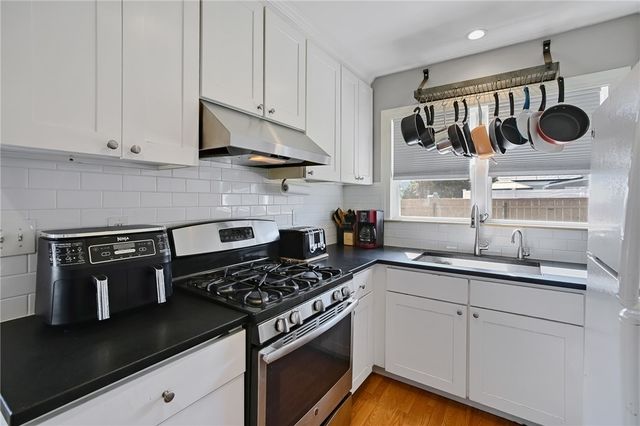 7 Thurston Avenue, Portsmouth, RI 02871