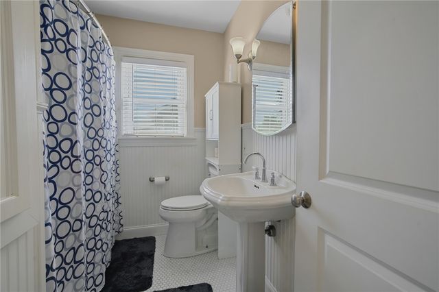 7 Thurston Avenue, Portsmouth, RI 02871