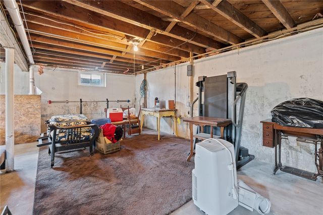7 Thurston Avenue, Portsmouth, RI 02871