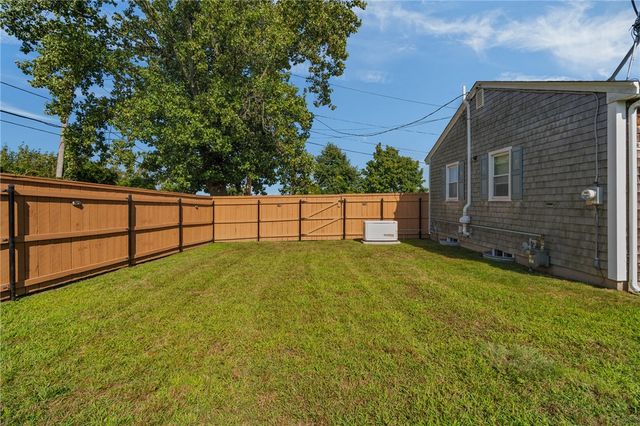 7 Thurston Avenue, Portsmouth, RI 02871