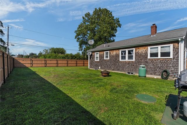 7 Thurston Avenue, Portsmouth, RI 02871