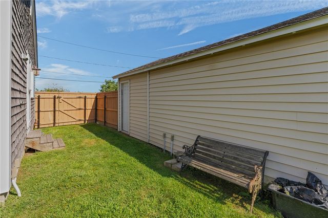 7 Thurston Avenue, Portsmouth, RI 02871