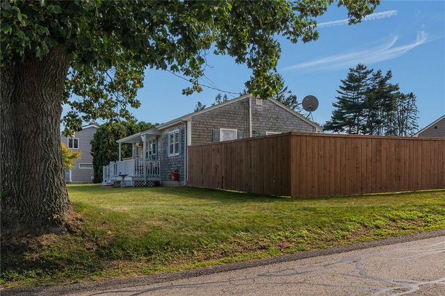 7 Thurston Avenue, Portsmouth, RI 02871
