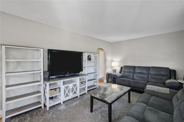 7 Thurston Avenue, Portsmouth, RI 02871