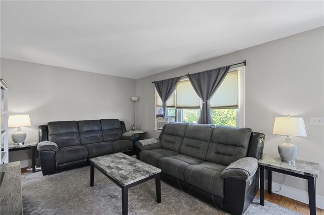 7 Thurston Avenue, Portsmouth, RI 02871