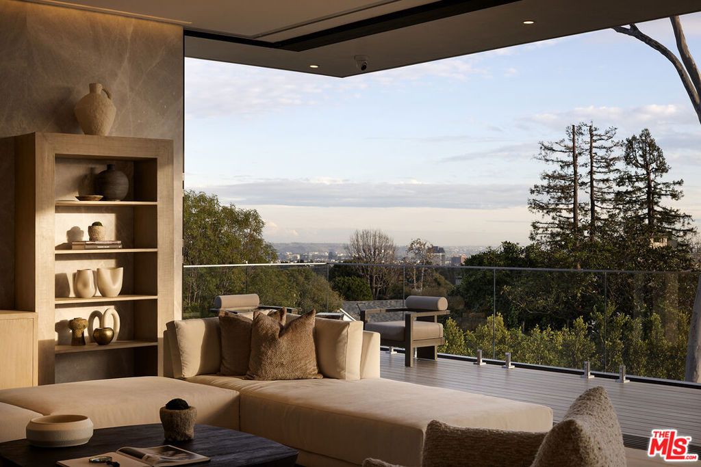 Image 10 of property listing at 1660 Casale Road, Pacific Palisades, CA 90272