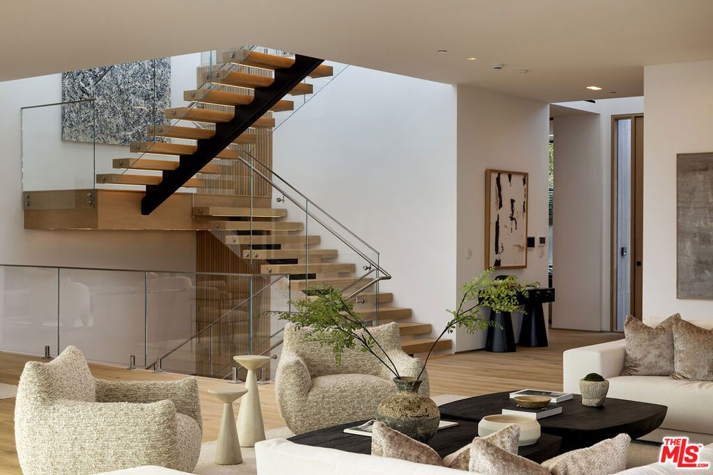 Image 12 of property listing at 1660 Casale Road, Pacific Palisades, CA 90272