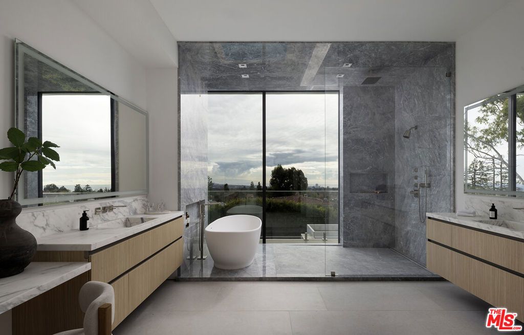 Image 27 of property listing at 1660 Casale Road, Pacific Palisades, CA 90272