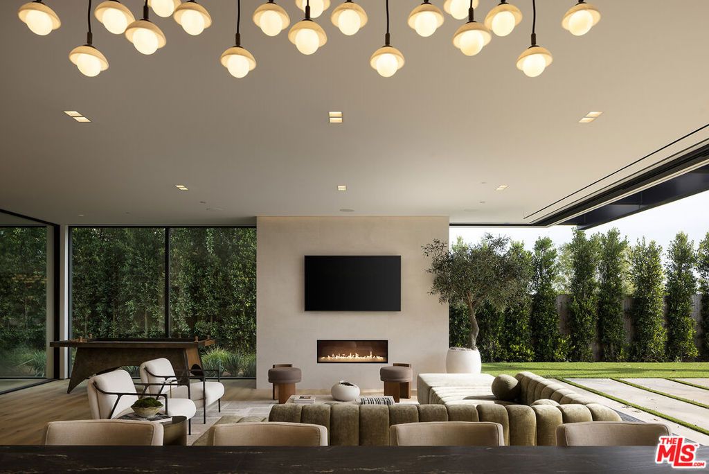 Image 32 of property listing at 1660 Casale Road, Pacific Palisades, CA 90272