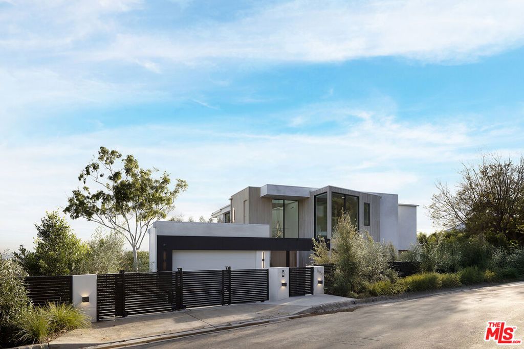 Image 8 of property listing at 1660 Casale Road, Pacific Palisades, CA 90272