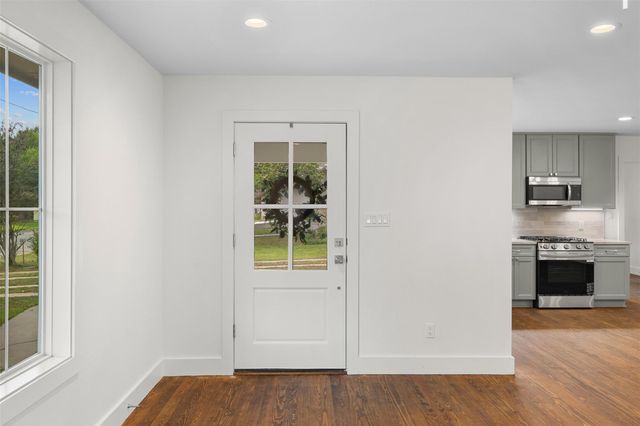 293 S College Street, La Grange, TX 78945