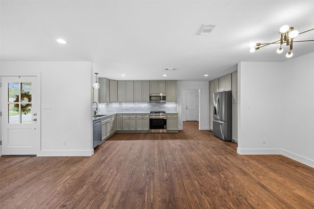 293 S College Street, La Grange, TX 78945