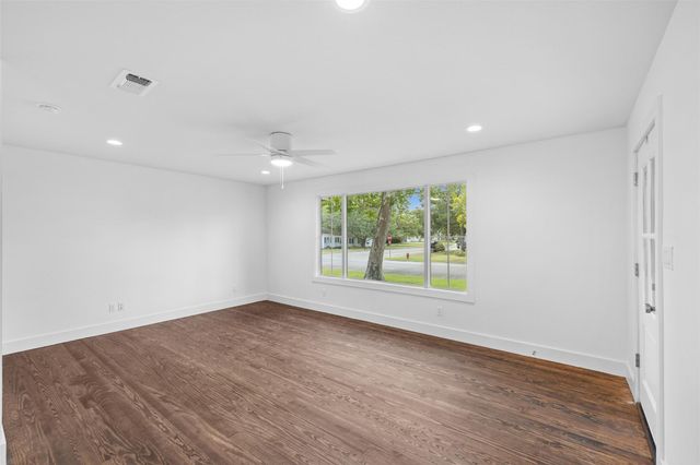 293 S College Street, La Grange, TX 78945