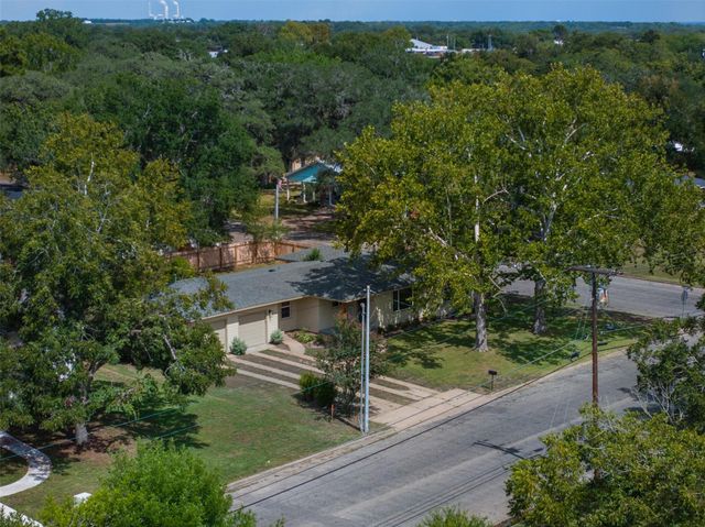 293 S College Street, La Grange, TX 78945