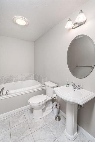 61 Hillview Ln 61, Northbridge, MA 01588