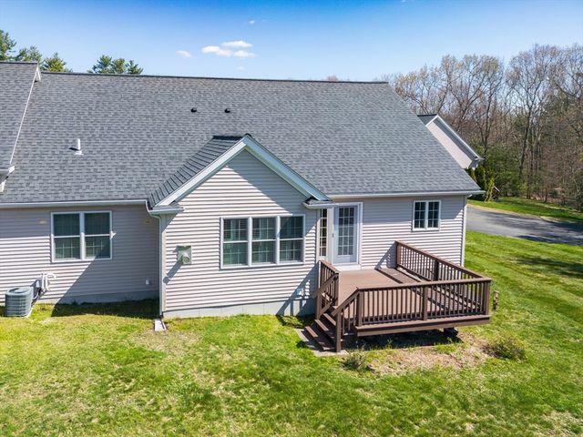 61 Hillview Ln 61, Northbridge, MA 01588
