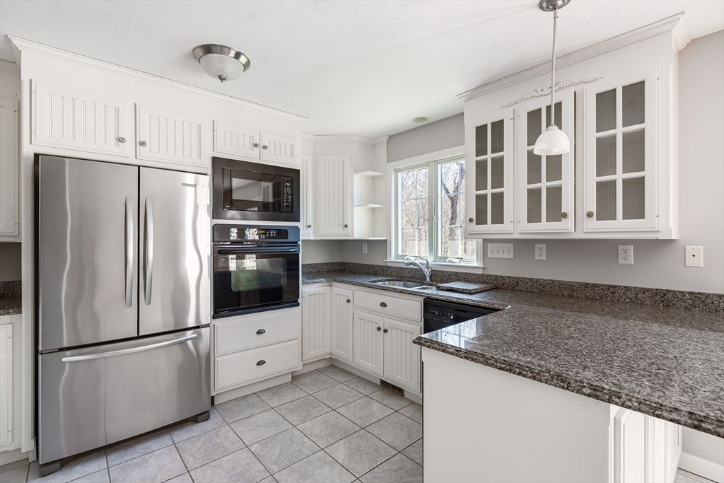 61 Hillview Ln 61, Northbridge, MA 01588