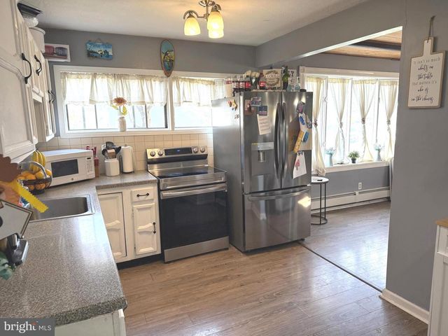 25 GOLDENGATE RD, Levittown, PA 19057