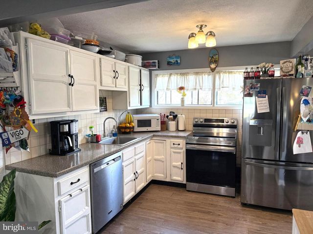 25 GOLDENGATE RD, Levittown, PA 19057