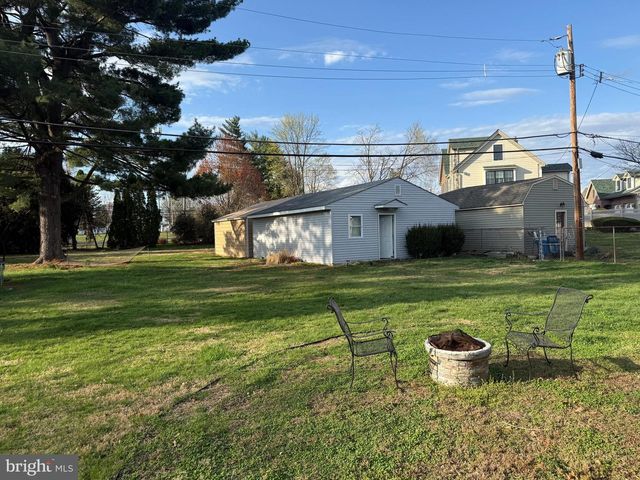 25 GOLDENGATE RD, Levittown, PA 19057