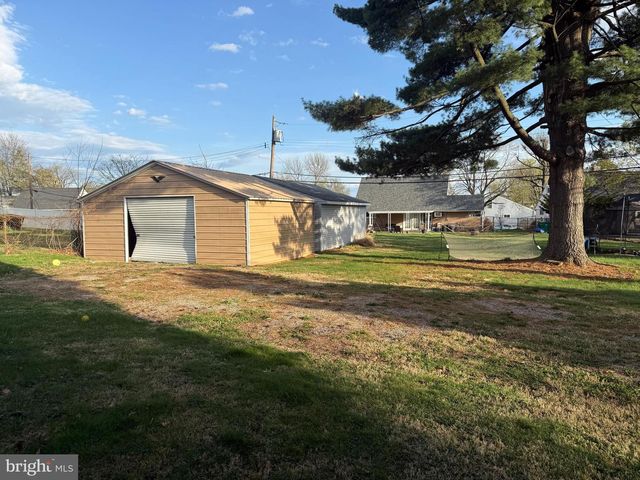 25 GOLDENGATE RD, Levittown, PA 19057