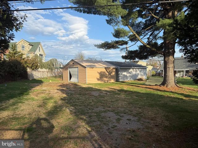 25 GOLDENGATE RD, Levittown, PA 19057