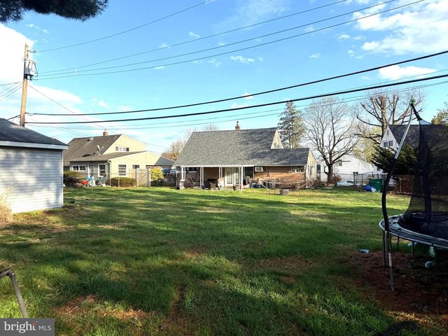 25 GOLDENGATE RD, Levittown, PA 19057