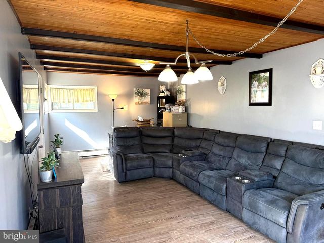 25 GOLDENGATE RD, Levittown, PA 19057