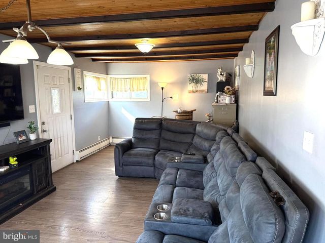 25 GOLDENGATE RD, Levittown, PA 19057