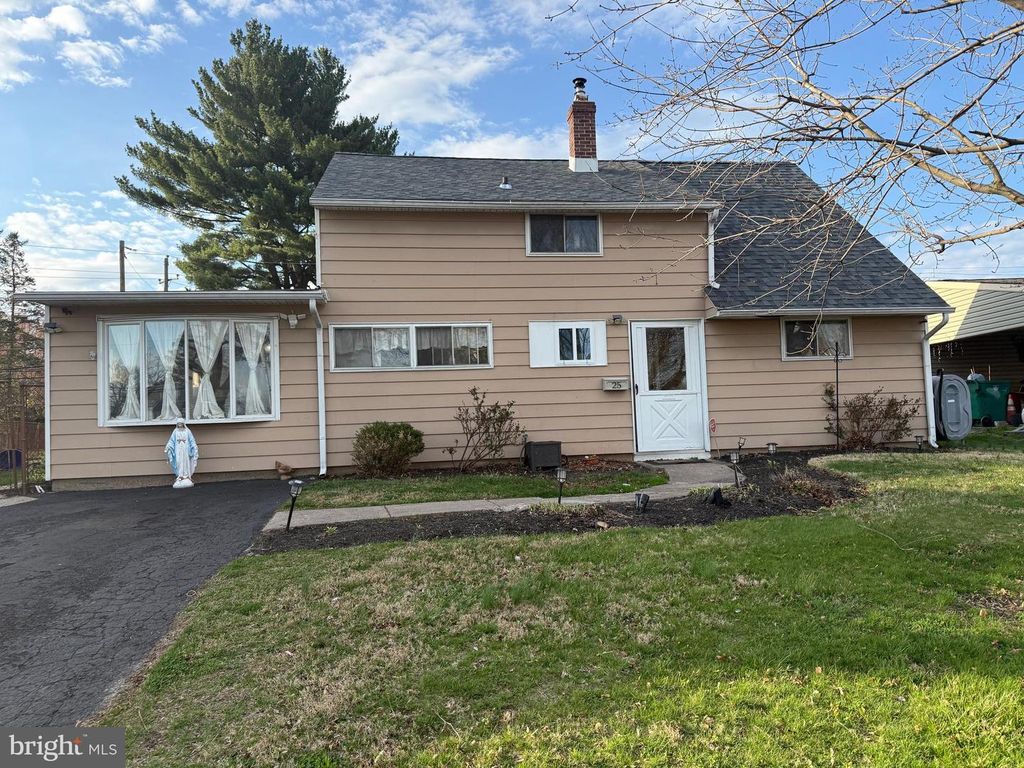 25 GOLDENGATE RD, Levittown, PA 19057