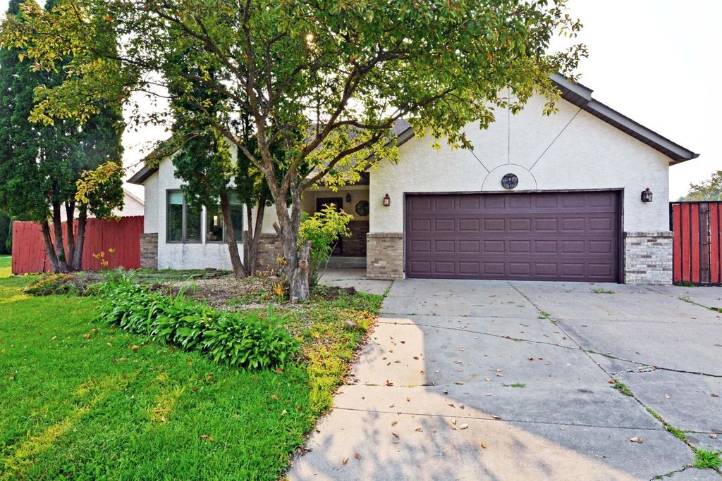 3597 Gershwin Lane N, Oakdale, MN 55128