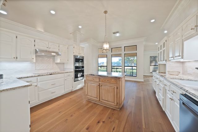 919 Riviera Drive, Mansfield, TX 76063