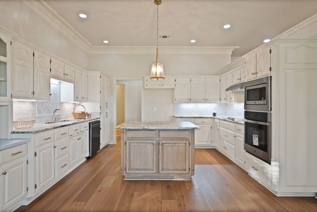 919 Riviera Drive, Mansfield, TX 76063