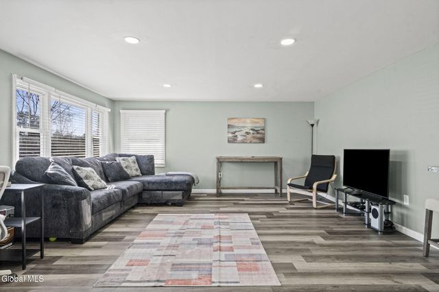 10 Juracka Parkway, Rotterdam, NY 12306