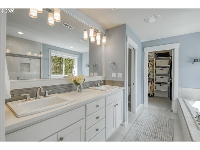 3546 Sw ARNOLD St, Portland, OR 97219