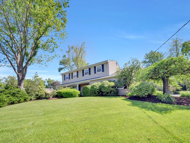 18 Daisy Court, Nanuet, NY 10954