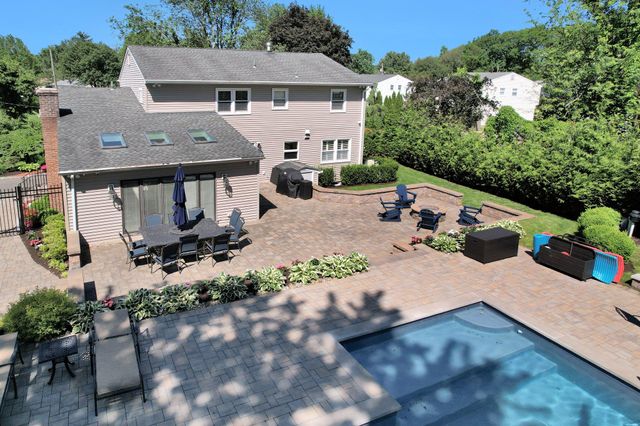 18 Daisy Court, Nanuet, NY 10954