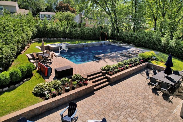 18 Daisy Court, Nanuet, NY 10954