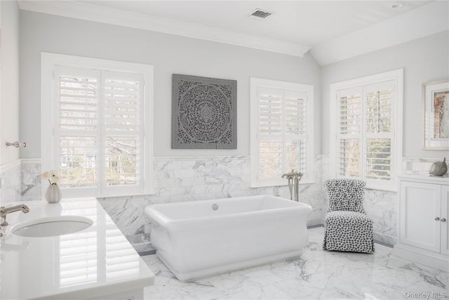 24 Matinecock Farms Road, Glen Cove, NY 11542