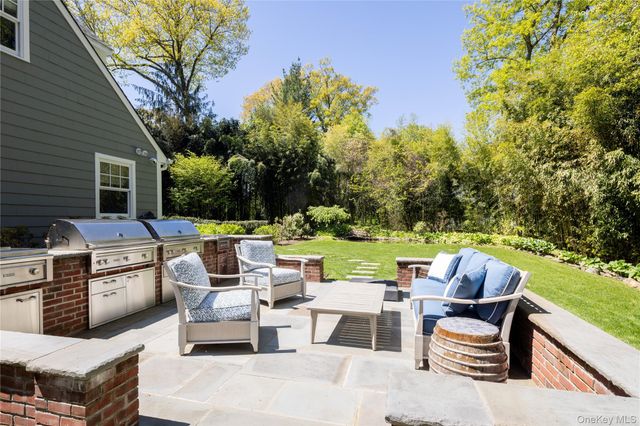 24 Matinecock Farms Road, Glen Cove, NY 11542