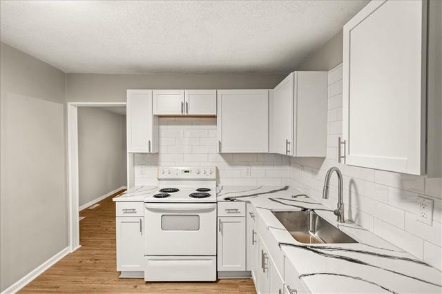 9421 E 15th Street, Independence, MO 64052