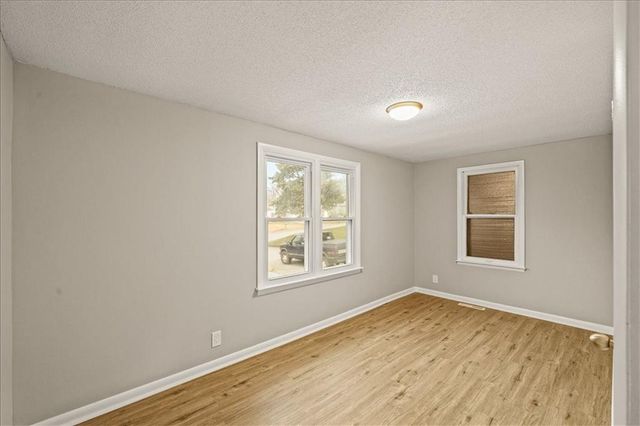 9421 E 15th Street, Independence, MO 64052