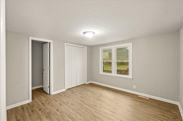 9421 E 15th Street, Independence, MO 64052