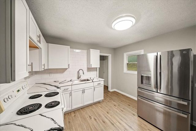 9421 E 15th Street, Independence, MO 64052