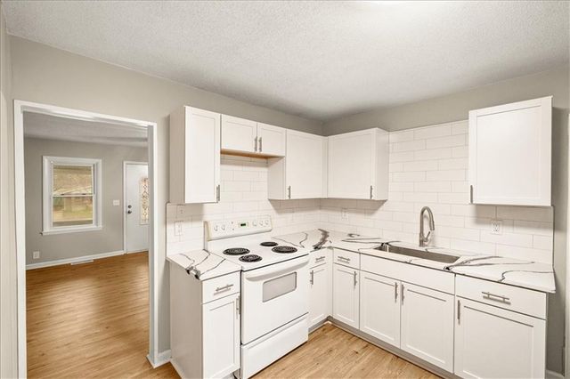 9421 E 15th Street, Independence, MO 64052