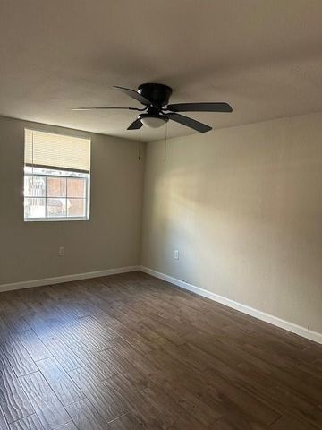 605 E Hunnicutt Street, Baytown, TX 77520