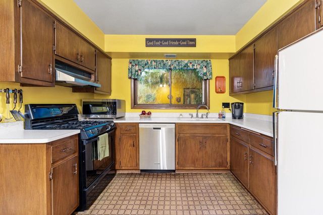 1001 Fairfield COURT, Glendale, WI 53217