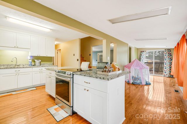 59 Rollins Street, Hendersonville, NC 28792