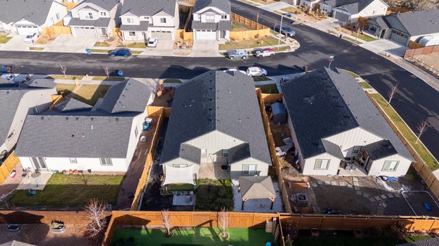 2346 NW Teak Place, Redmond, OR 97756