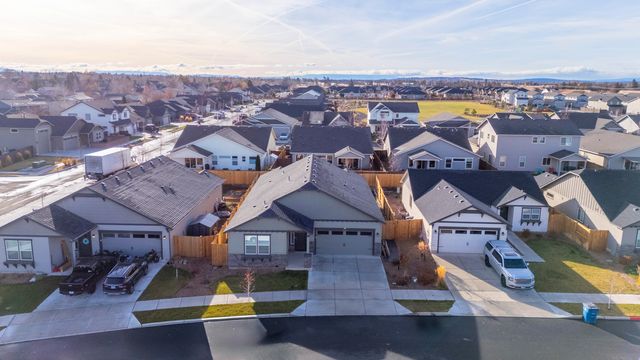 2346 NW Teak Place, Redmond, OR 97756